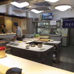 Komurasaki - シンプルな厨房を取り囲むように、コの字型にカウンター席が配置される
