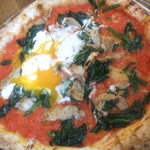 石窯ピッツァ＆旬野菜のイタリアン アルナッジョ - ほうれん草とパンツェッタ、半熟卵のポパイ風