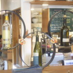 石窯ピッツァ＆旬野菜のイタリアン アルナッジョ - ワインボトルのオブジェがなかなか素敵