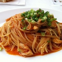 オッティモ・シーフード・ガーデン 新宿店 - 鶏肉と根菜のスパゲッティーニ アラビアータ 青葱のせ