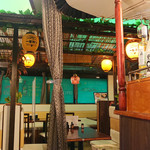 アジア料理 ラマ - 店内はリゾート風