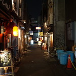 もめん - 有名店がひしめく路地裏の細い道。
      この中にもめんさんはあります。