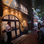 ダバ インディア - お店に並ぶ人でちょっとした行列が