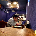 ダバ インディア - 入り口側に長いカウンター。反対側と奥にはテーブル席が並ぶ