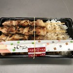 吾助 - 焼き鳥弁当…500円（※全て鶏もも串のタレ味に変更した、特注バージョン）
