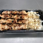 吾助 - 焼き鳥弁当…500円（※全て鶏もも串のタレ味に変更した、特注バージョン）