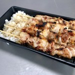 吾助 - 焼き鳥弁当…500円（※全て鶏もも串のタレ味に変更した、特注バージョン）