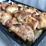吾助 - 焼き鳥弁当…500円（※全て鶏もも串のタレ味に変更した、特注バージョン）