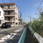 Iyoya Matsumotosaketen - 右側が線路、左側が住宅街