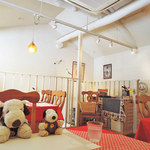 Cafe BIGOUDENE - ボキらは2階席に案内されたよ。ガレットのお店らしく
フランスっぽい内装で、テーブルや椅子もかわいいね。ちびつぬ「内装もおしゃれなの～」