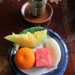 飴源 - 果物を取り分けて