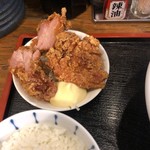 拉麺 ゆうき - 唐揚げの下にせんキャベツ