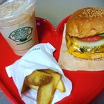 フレッシュネスバーガー - サイズがちょっと小ぶりな点はご愛敬