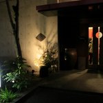 茶茶 - 入口付近だけですが（おまけに暗くてブレブレ）