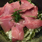 永楽座 - 少々筋っぽさはあるものの、ちゃんとした本マグロでした。ご飯の上には、刻み海苔と天かすが敷いてあります。