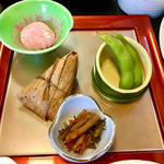 万座亭 - 先付 ちまき、昆布牛蒡、枝豆、白桃餅