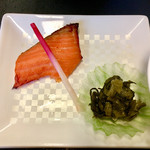 万座亭 - 焼物  清川サーモンの味噌粕漬け焼き、野沢菜の脂炒め添え