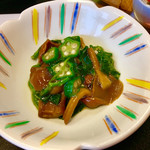 万座亭 - 小付  なめこ、おくら、モロヘイヤの和え物