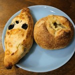 Mugi - 左: パン オ ルヴァン オリーブ&チーズ
                        右: 全粒粉 じゃがいもとラクレットチーズ