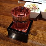 屋台ラーメン た紅 - 日本酒300えん（廃止のもよう）。冷やはもっきりでぇ。文字通りもりこぼれるサーヴィスにも脱帽。