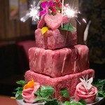やきにくや - 肉ケーキ。詳細はFacebook、Instagramにて