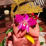 やきにくや - 肉ケーキ。詳細はFacebook、Instagramにて