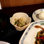 青山ふーちん - 小鉢とスープが付き、セルフサービスでゆで卵も。