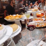 Gandarias - 遅くまで賑わう店内