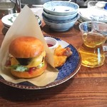 ブリコラージュ ブレッド アンド カンパニー ダイニング・カフェ - 10月ハロウィンまで限定の和牛炭火焼きハンバーガー。カボチャ入りのオリジナルバンズがほんのり甘く、ふかしっとりもっちり。香ばし和牛炭火焼きパティ肉肉しく、チーズまったり濃厚まろやか。ポテトも美味☆