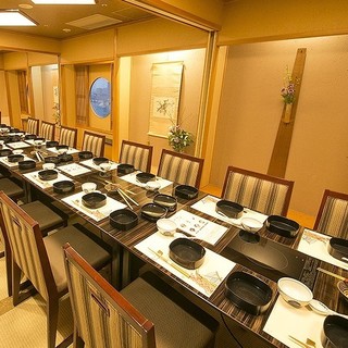 24名様までの個室です。大阪東部・奈良方面の景色が一望できます。