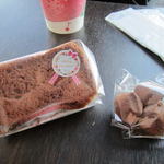 スイート ジョーカーズ カフェ - シフォンケーキ（１５０円）、チョコ（１００円）。お菓子類は１００～１５０円。