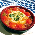 番茄和卡芒贝尔奶酪的大蒜橄榄油风味锅
