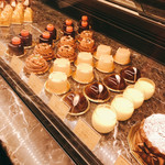 ショコラトリー タカス - ショーウィンドウ。