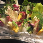 レストラン バカール - 日本各地から取り寄せた有機野菜とズワイ蟹と蟹味噌のバーニャカウダ