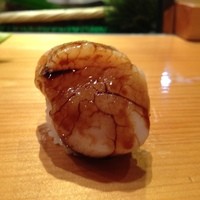 天寿し 京町店 - ほたて（煮ツメが塗られて登場）