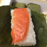Derika suteshon - 柿の葉寿司の鮭です