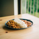 DENIM HOSTEL float - 料理写真:あいがけカレー(チキン&キーマ)