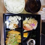 創作厨房ぐろう - 日替ランチとんかつ(おろしみぞれソース)700円。増税後の値上げはありませんでした。