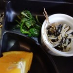 創作厨房ぐろう - 副菜のホウレン草のお浸しと、もやしと塩昆布の和え物。和え物が美味しかった。隠し味はなんだろう？