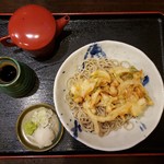 そば みやび屋 - 小柱と玉葱の冷やしかき揚げ(980円)です。