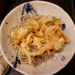 Soba Miyabiya - 小柱と玉葱の冷やしかき揚げです。