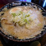 平太周 味庵 - ラーメン・ニンニク背脂マシ（680円）
