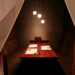 Namikidoori Hyou Tan - 半個室のテーブル席は、のれんで仕切り、プライバシーも確保