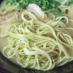 長浜ラーメン - 濃いめの豚骨。疲れたカラダにはこれくらいがイイ。