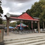 Biergarten Am Narrenhäusl - ビアガーデンの入口♪