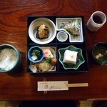 源八 - 昼席　松華堂弁当　御飯，みそ汁，コーヒー付　1500円