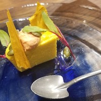 イル ネッビオ - ①南瓜(島根県産)と生姜のスフォルマート(型に入れてオーブンで焼いた料理の名前)、トマトのエスプーマ
                    南瓜の自然な甘み、トマトの酸味の足し算が楽しい一品。
                    ちっちゃなスコップが可愛い♪