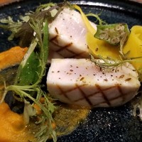 イル ネッビオ - ④叺鰆(産地不明)のロースト、人参ペーストソース、黄人参スライスのカレー風味、炙りオクラ添え
                    叺鰆の産卵期は晩春～初夏、旬は秋～晩冬
                    黒潮や対馬海流ような暖かい海流に生息