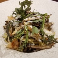 イル ネッビオ - ⑤北海帆立のグリッリア(グリル板で格子柄に焼くこと)と舞茸(島根県奥出雲産)のビアンコ(白ワインでの味付け)、自家製タリオリーニ(細い幅広麺)
                    タリオリーニは硬過ぎず軟らか過ぎず◎