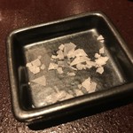 馳走 啐啄一十  - 岩塩で飲む